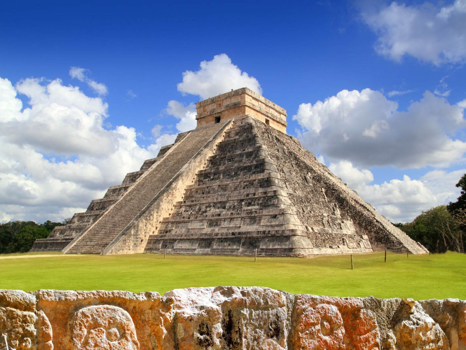 https://4.bp.blogspot.com/-v9Bbv5xC_fE/UMN8TLXQOSI/AAAAAAAAOuc/iTMe_lVHicc/s1600/Chichen+Itza,+Yucatan,+Mexico+-+El+Castillo+Wallpapers+01.jpg